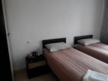 Фото номера Трехместный номер «Комфорт» Гостевой дом Mari Hotel г. Мариуполь 3